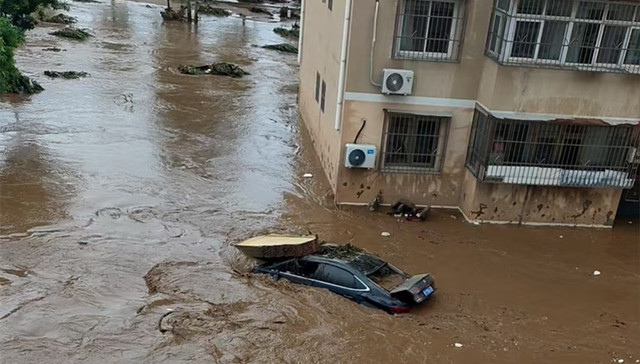 北京密云太师屯大水有所消退，居民乘铲车、直升机撤离