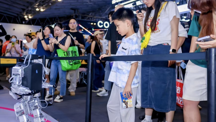 电厂 | WAIC又一年，AI开始“飞入寻常百姓家”