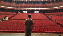 界面人物 | 被选中的“房主任”，和她身后的两个世界