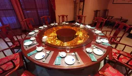 老牌酒樓扎堆賣快餐，釋放了什么信號？