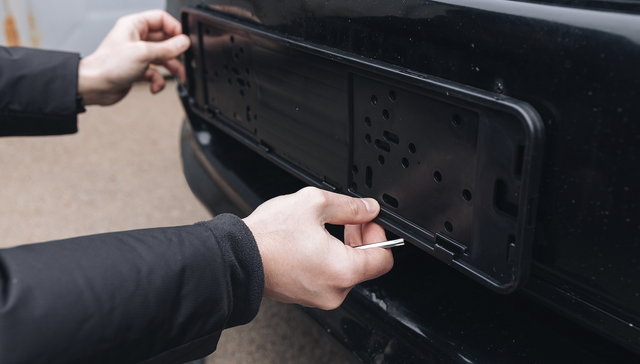 女子摇中“88888”车牌被传卖了280万元，涉事汽车经销商否认