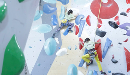 游学不火了，小学生挤进攀岩馆