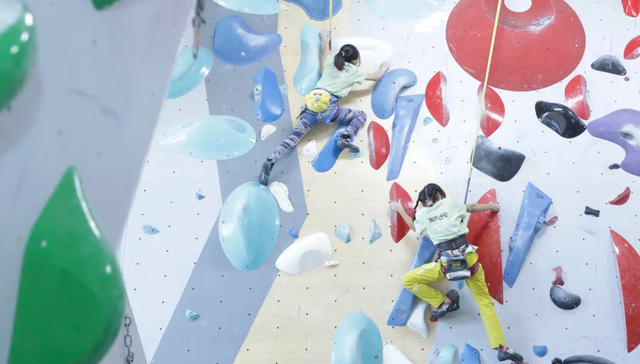 游学不火了，小学生挤进攀岩馆