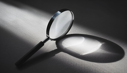 防城港通报“亮证女”事件五大疑问：非公职人员，其丈夫被立案调查