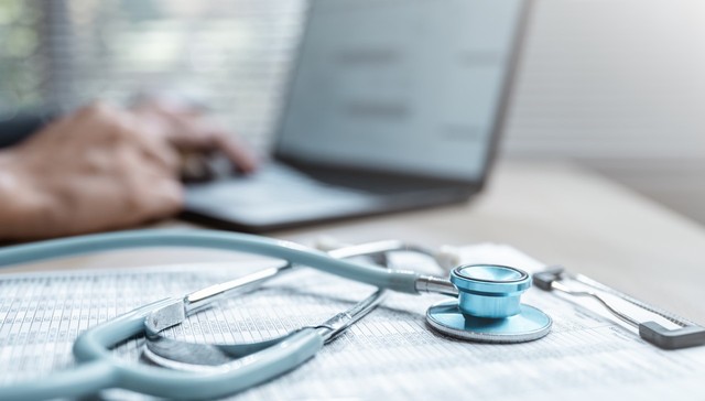 华润医疗上半年净利预降超20%，股价大跌15%