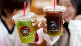 5塊9的幸運咖“進城”，瑞幸?guī)斓匣挪换牛? class=