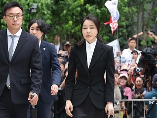 韩国宪政史上首次，前第一夫人金建希作为嫌疑人公开到案受讯