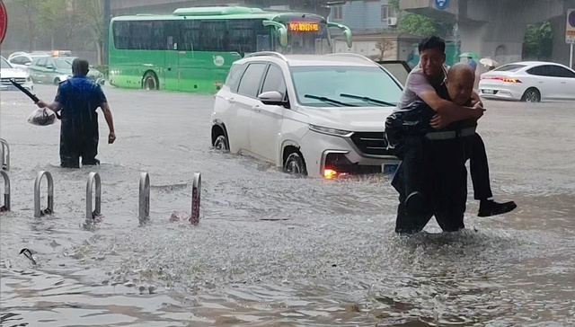 郑州防汛应急响应提至三级：全市立即停产、停业、停课、停运