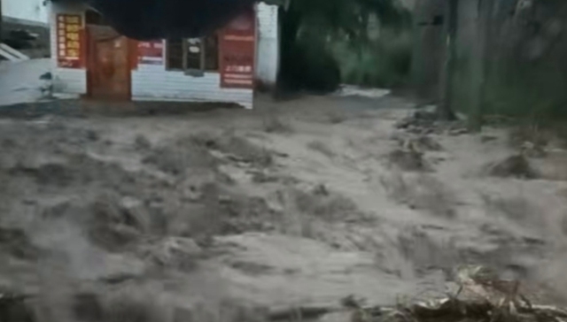 甘肃榆中强降雨致山洪4000余人被困，仍有村庄失联