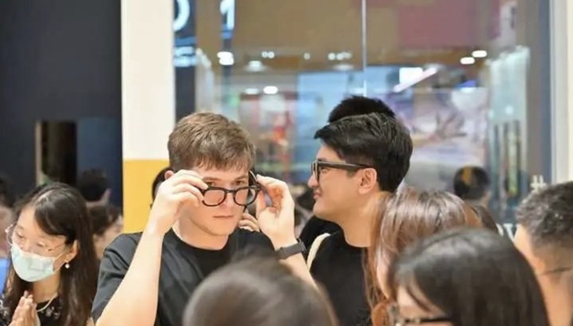 美瞳品牌moody，想做一款“不加戏”的AI眼镜 | 电厂