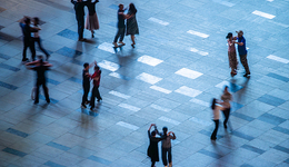 在商场蹭空调，去麦当劳打牌：城市空间应向谁开放？| 编辑部聊天室