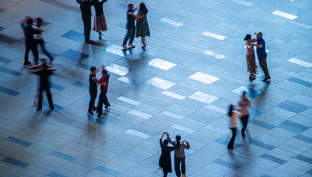 在商场蹭空调，去麦当劳打牌：城市空间应向谁开放？| 编辑部聊天室