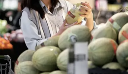 百果园摔了⼀跤