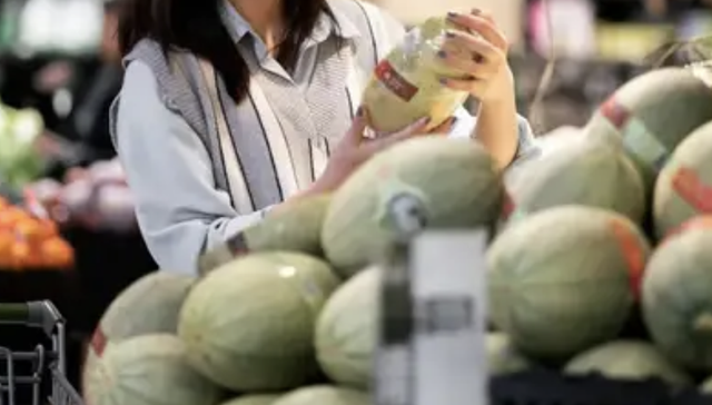 百果园摔了⼀跤