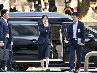 韩国宪政史上首次！前总统尹锡悦和妻子金建希均被拘捕