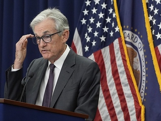 威胁起诉鲍威尔、敦促降息50基点，美总统和财长“双打”施压