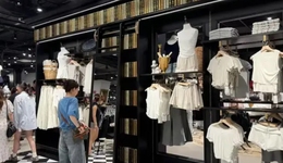 靠俊男靓女，这家女装卖爆了