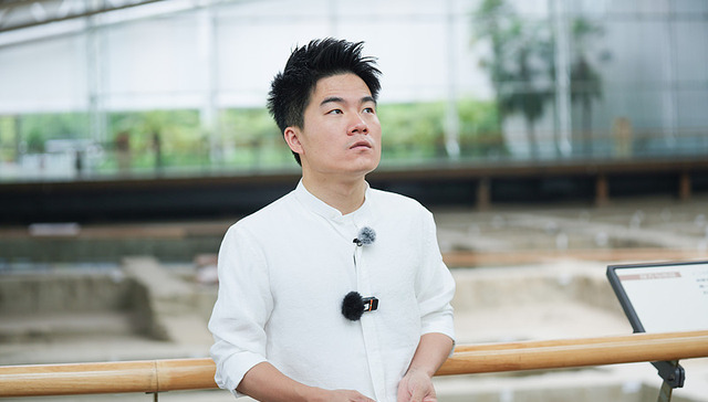 罗永浩曝董宇辉年入二三十亿，与辉同行回应：信息不属实