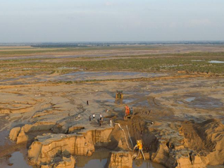 内蒙古一地突遭山洪致10名野营者遇难，非官方营地监管“真空”如何填补？