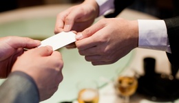 【评论】“假院士”被揭穿，地方政府招商需破除“头衔崇拜”