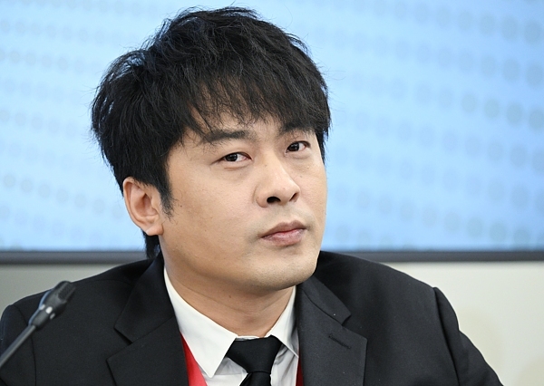 辛巴再次宣布退出直播行业，未回应自创卫生巾致癌争议