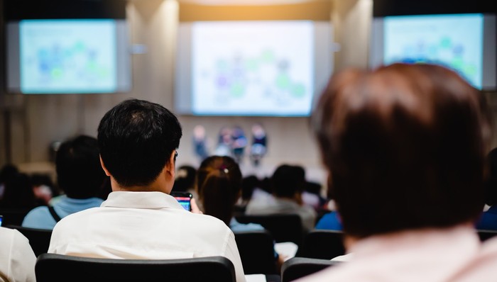 压倒性支持！索要200万月薪董事长或被解聘