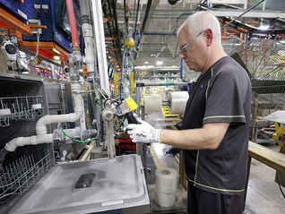 美国国会委员会报告：特朗普关税使制造业流失3.7万个工作岗位