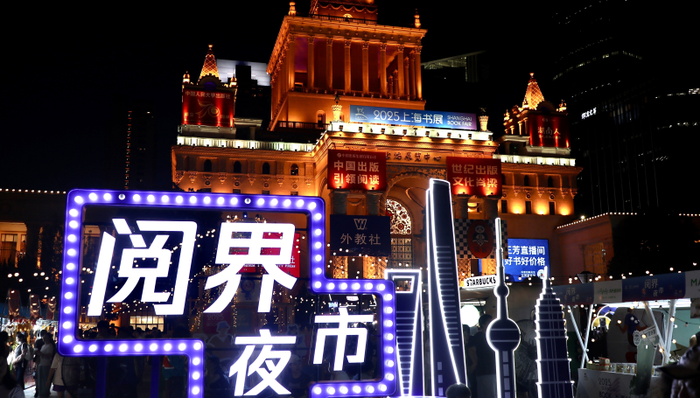 “余华文学小卖部”出圈，上海书展撬动书香经济