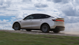 Model Y L突袭上市，被国产对手打急了？