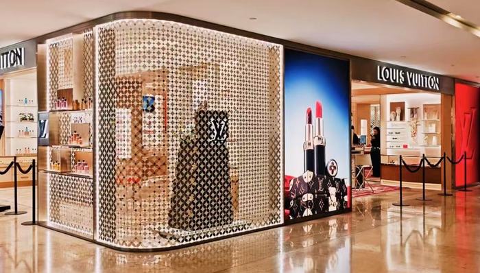 路易威登全球首家美妆店在南京德基开业,口红1200元创行业新高