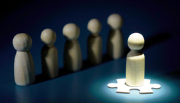 狂烧15亿，鱼泡能挤上白领招聘牌桌吗？