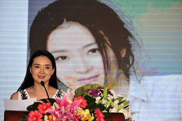 “晴格格” 王艳直播带货保健品销售额超3000万，明星如何面对带货争议？