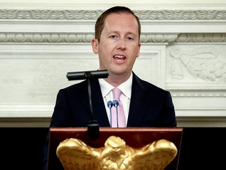 被特朗普称为好友、马斯克斥为“毒蛇”，美国驻印度新大使是谁？