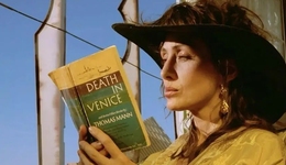 小红书上的董洁，成了都市蓝领的造梦师