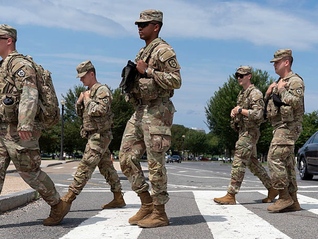 国民警卫队开始在华盛顿携枪执勤，特朗普还准备向美国第三大城市派兵
