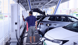 每5辆电动汽车就有2个充电桩，我国建成全球最大电动汽车充电网络