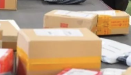 再無“8毛包郵全國(guó)”：小商家月增萬元成本，快遞員收入暫未上漲