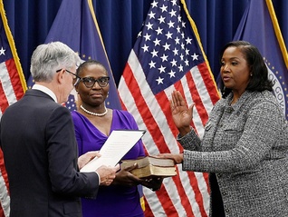 特朗普解雇美联储理事引发法律战，再次考验最高法对总统权力的约束