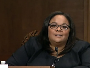 美联储理事库克正式起诉特朗普，初审法官刚刚阻止白宫驱逐移民