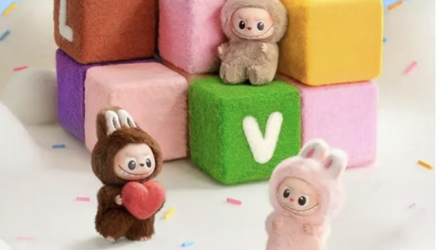 迷你版Labubu线上开售秒光，线下展示品却被吐槽做工