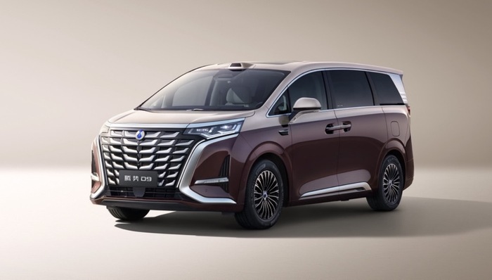 闪电快讯｜腾势D9至尊版与尊航版正式上市 售价30.98万元起