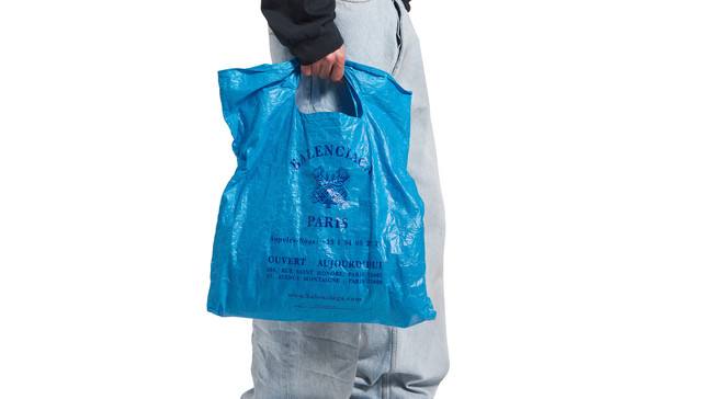 巴黎世家推8200元“塑料袋”款新包，客服称材料为织物
