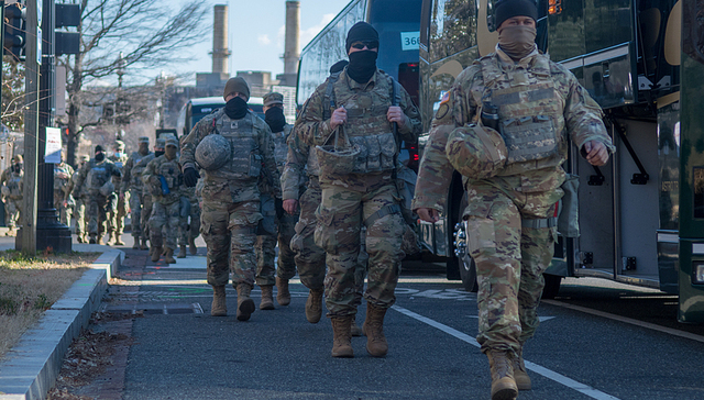 特朗普准备出兵芝加哥之际，法官禁止白宫在洛杉矶部署军队
