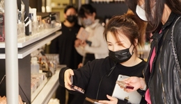 线下美妆，被谁“吞噬”？