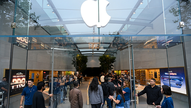 首款折叠iPhone被曝采用真全面屏设计，Siri AI搜索或明年推出