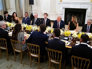 特朗普在白宫宴请科技大佬，重申将征收“相当可观的”芯片关税