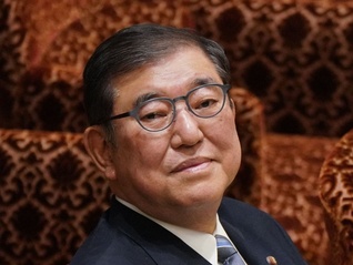 日本首相石破茂宣布辞去自民党总裁职务，称自己已完成阶段性任务