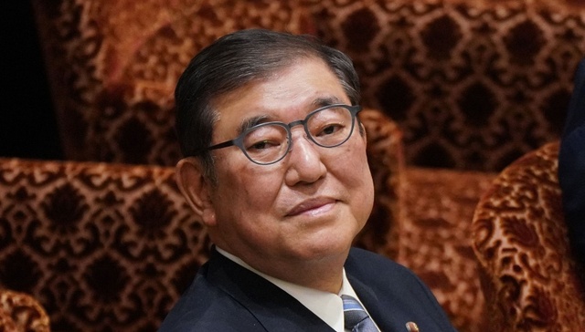 日本首相石破茂宣布辞去自民党总裁职务，称自己已完成阶段性任务