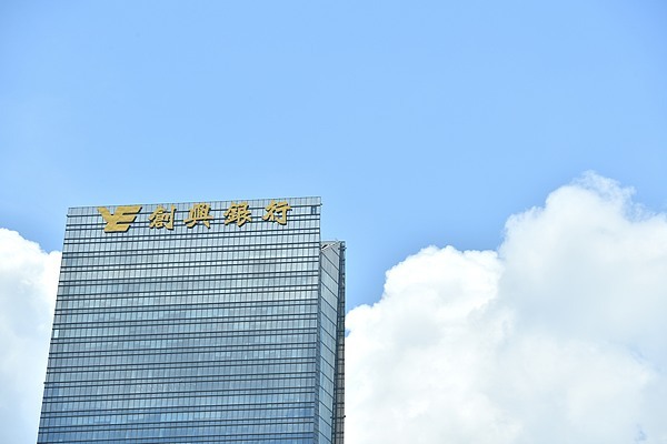 越秀房产基金将向关联人士出售越秀金融大厦50%权益，约34.33亿元