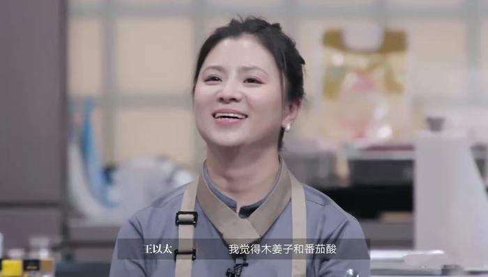 因《一饭封神》猪扒饭争议，主厨小花儿宣布离职